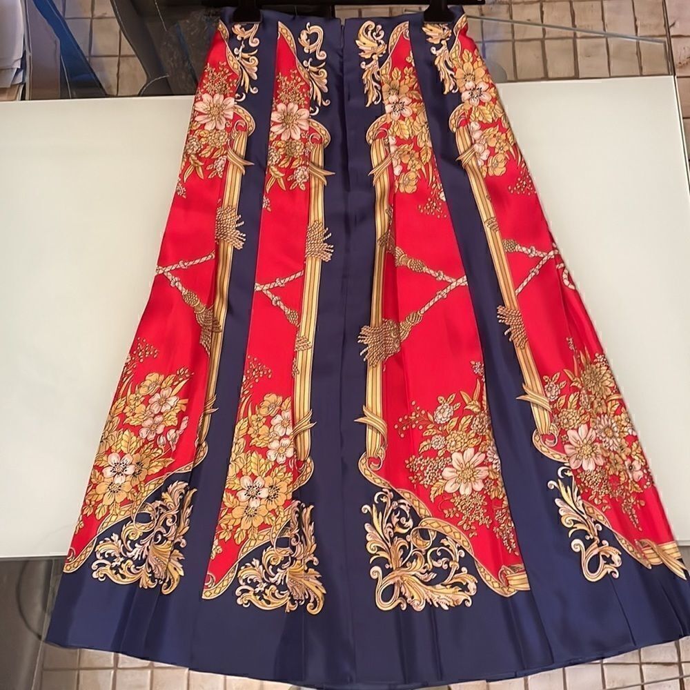 Gucci NWT Pleated skirt red navy gold printed 38 100% silk made in Italy